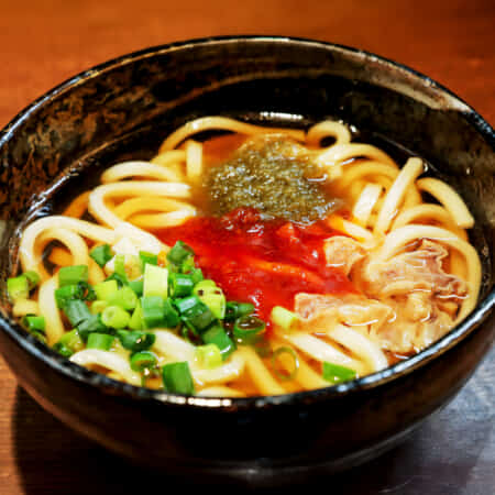 かすうどんレッド / Spicy Udon with Oil Cake｜池袋でたこ焼きのデリバリーならたこ焼 元祖どないや池袋店